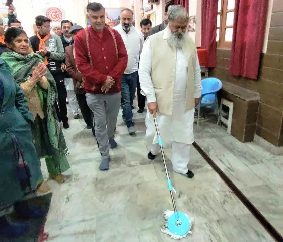 गृह मंत्री विज ने शिव मंदिर में की सफाई