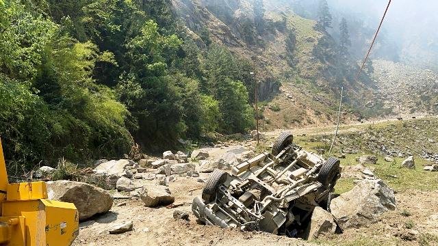 गंगोत्री एनएच पर पहाड़ से गिरा पत्थर, एक की मौत, 8 घायल