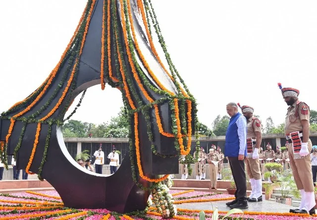 स्वास्थ्य मंत्री ने की कारगिल युद्ध के योद्धाओं को श्रद्धांजलि अर्पित