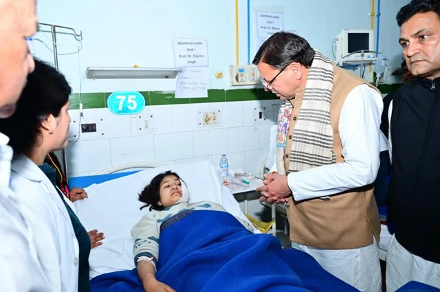 भीमताल बस दुर्घटना के घायलों से मिले सीएम