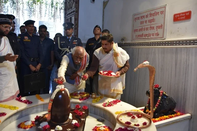 राज्यपाल ने बांके बिहारी मंदिर में की पूजा