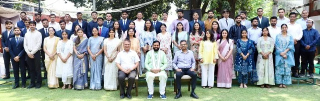 U.P.S.C उत्तीर्ण अभ्यर्थियों ने की सीएम से भेंट