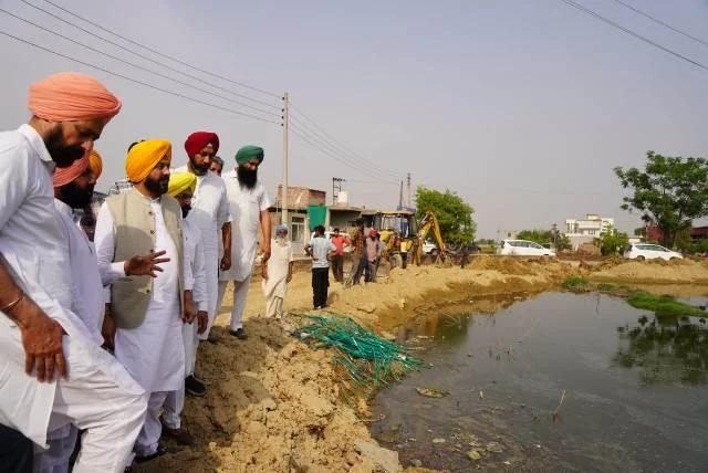 फील्ड में उतरे मंत्री, छप्पड़ों की सफाई का लिया जायजा