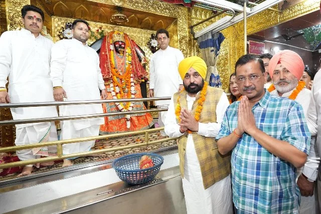 केजरीवाल और मान ने काली माता मंदिर में माथा टेका