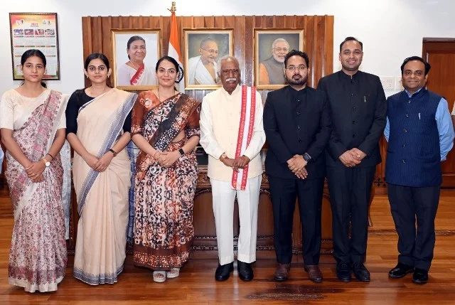 ट्रेनी आईएएस अधिकारियों ने की राज्यपाल से भेंट