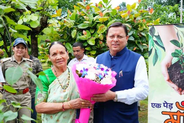 उत्तराखंड में 'पेड़ मां के नाम' अभियान का हिस्सा बने CM धामी