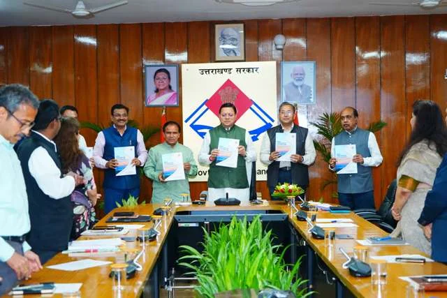 सेतु आयोग ने मुख्यमंत्री धामी को नगर निकाय सशक्तिकरण रिपोर्ट सौंपी