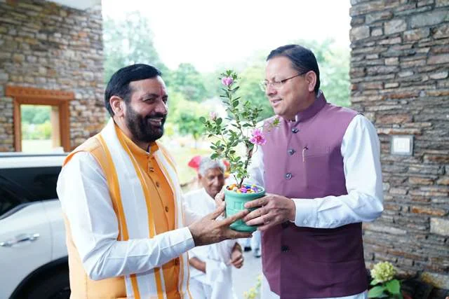 CM धामी ने सैनी को चारधाम प्रसाद व हिमालयन उत्पाद भेंट किए