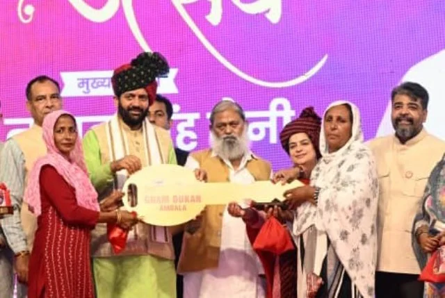 तीज पर सीएम ने महिलाओं को दी कल्याणकारी योजनाओं की 'कोथली'