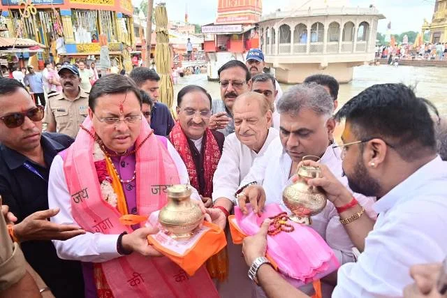धामी ने हर की पौड़ी पर मां गंगा की पूजा कर प्रदेश की खुशहाली की कामना की