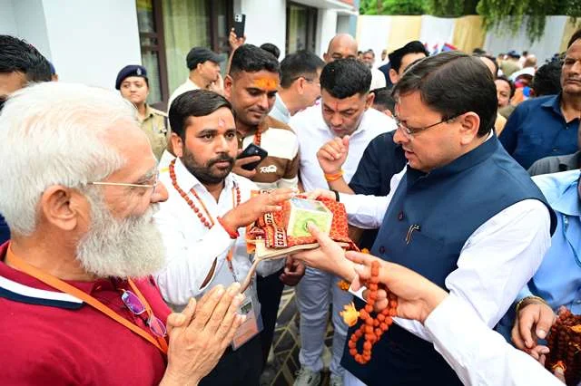 मुख्यमंत्री धामी ने कैलाश यात्रियों को दिखाई हरी झंडी