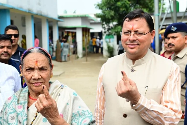 मुख्यमंत्री धामी ने लाइन में लगकर किया मतदान