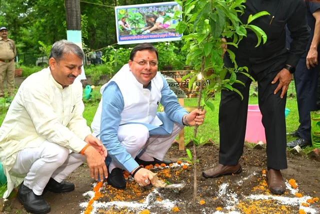 सीएम धामी ने 'एक पेड़ माँ के नाम' अभियान में लगाए पौधे