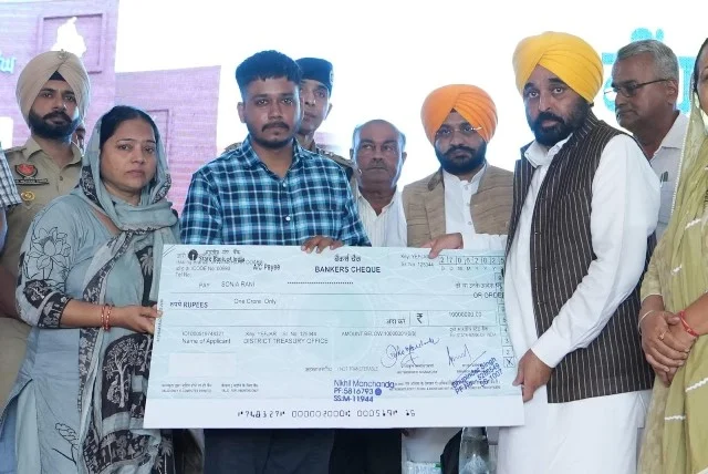 सीएम ने शहीद एएसआई के परिवार को सहायता राशि सौंपी
