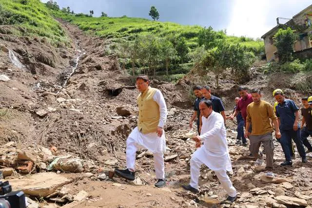 धराली आपदा प्रभावितों के बीच पहुंचे सीएम धामी