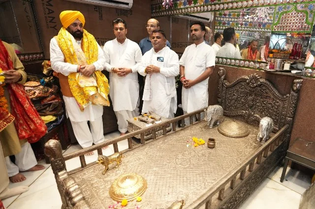 पंजाब के सीएम भगवंत मान ने श्री काली माता मंदिर में किया माथा टेका