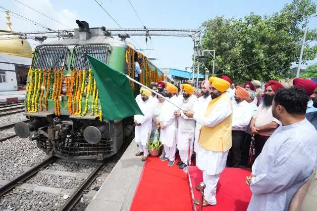 मान ने 500 महिला सरपंचों की ट्रेन को हरी झंडी दिखाकर किया रवाना