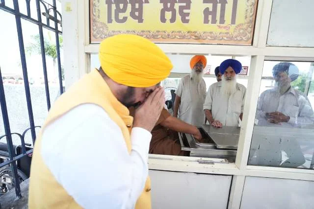 मान ने गुरुद्वारा फतेहगढ़ साहिब में मत्था टेका