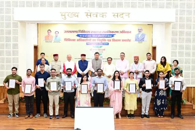 मुख्यमंत्री धामी ने 220 नए चिकित्सा अधिकारियों को दिया नियुक्ति पत्र