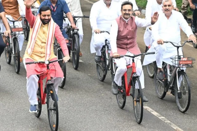साइकिल पर विधानसभा पहुंचे CM सैनी, दिया पर्यावरण संरक्षण का संदेश