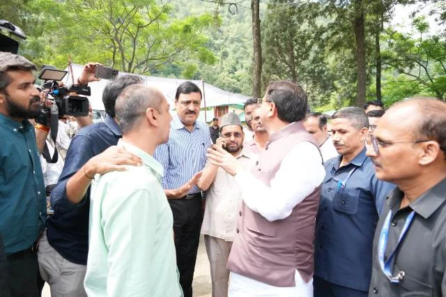सीएम धामी तीसरे दिन भी डटे धराली में, राहत अभियान की खुद कर रहे निगरानी