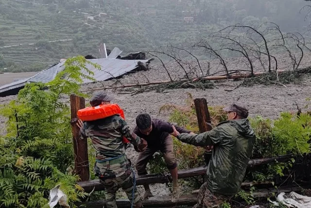 हर्षिल के धराली गांव में बादल फटने से मची त्रासदी