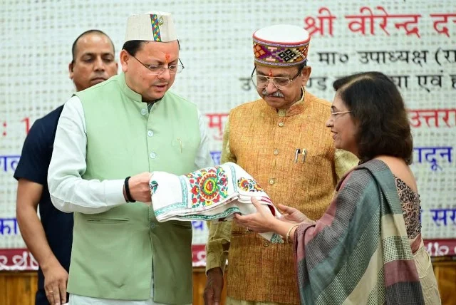 धामी ने हथकरघा एवं हस्तशिल्प परिषद के कार्यक्रम में की शिरकत