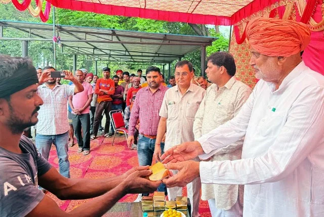 श्रमिकों के कारण ही देश विकास की राह पर दौड़ता है: कृषि मंत्री