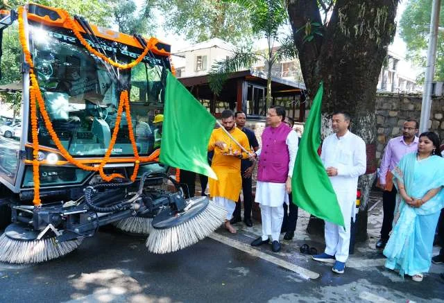 सीएम धामी ने देहरादून में वैक्यूम बेस्ड रोड स्वीपिंग मशीन का किया शुभारंभ