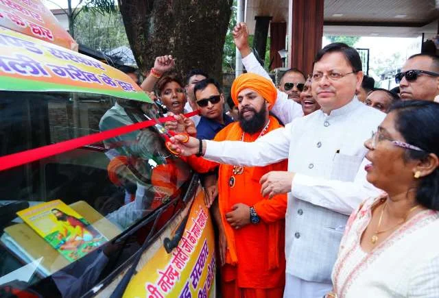 सीएम धामी ने समाज कल्याण शिविर रथ को रवाना किया