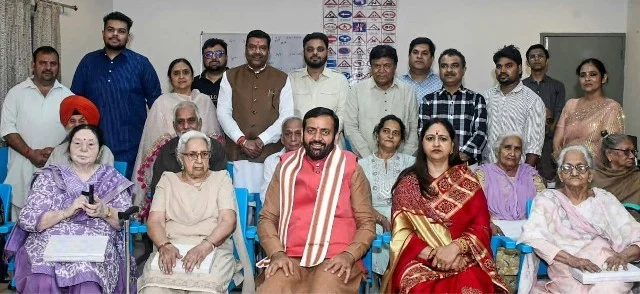 मुख्यमंत्री नायब सिंह सैनी ने वृद्धाश्रम में मनाया दीपावली उत्सव