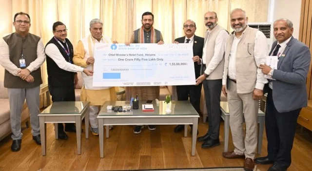 मुख्यमंत्री राहत कोष हेतु एसबीआई ने सौंपा 1.55 करोड़ का चेक