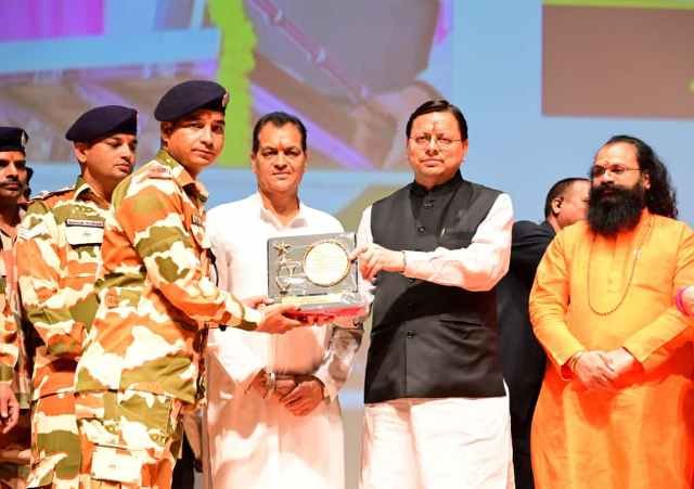 सीएम धामी ने आपदा राहत में योगदान देने वाले जांबाज़ों को किया सम्मानित