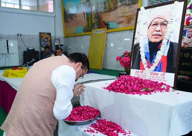 सीएम धामी ने आरएसएस प्रचारक राधेश्याम जी को दी श्रद्धांजलि