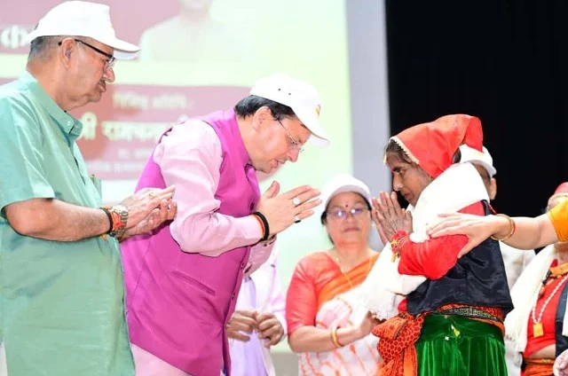 सीएम धामी ने वृद्धजनों के सम्मान और योगदान को किया नमन