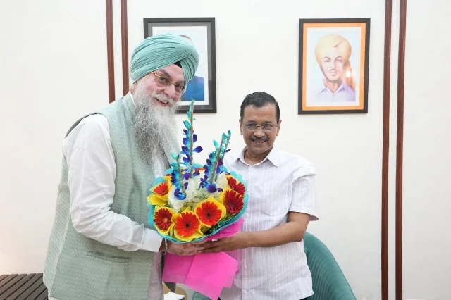 स्पीकर कुलतार सिंह संधवां ने अरविंद केजरीवाल से की मुलाकात