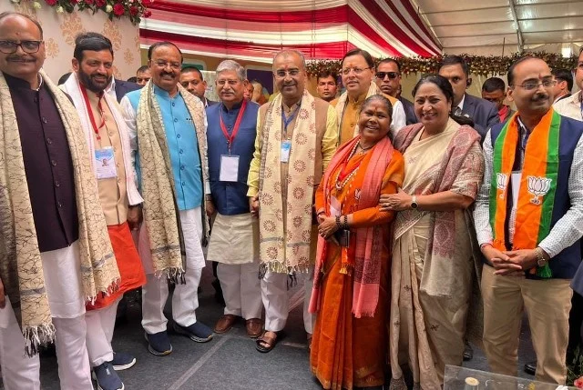 CM पुष्कर सिंह धामी ने पटना में बिहार सरकार के शपथ समारोह में की शिरकत