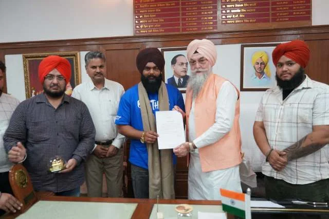 अबू धाबी पावर स्लैप चैंपियन जुझार सिंह को विधानसभा स्पीकर संधवां ने किया सम्मानित