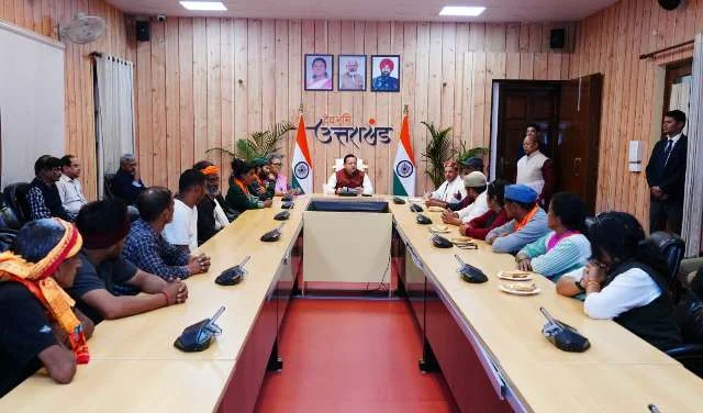 धामी से चौखुटिया प्रतिनिधिमंडल ने की भेंट, स्वास्थ्य सेवाओं पर चर्चा