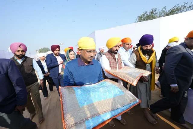 मान और केजरीवाल ने गुरुद्वारा बाबा बुढ़ा दल में अखंड पाठ साहिब की शुरुआत में दी हाजिरी