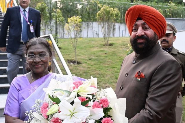 राष्ट्रपति ने देहरादून में फुट ओवर ब्रिज और घुड़सवारी क्षेत्र का किया लोकार्पण