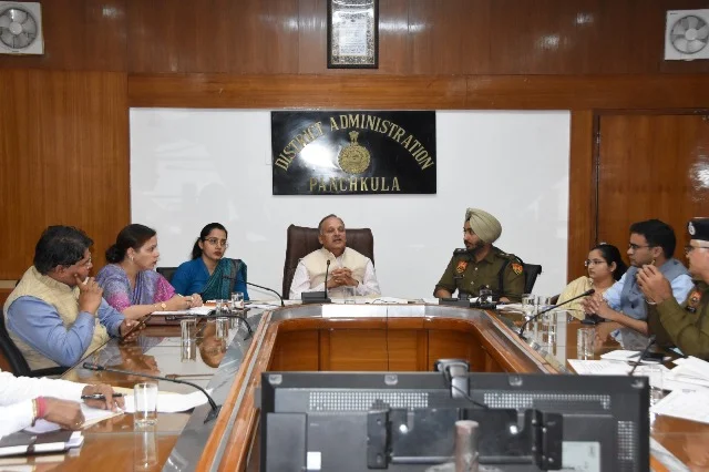 सड़क नियम तोड़ने वाले ई-रिक्शा चालकों पर सख्त कार्रवाई - DC