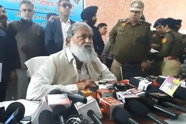 सिरसा कष्ट निवारण बैठक मंत्री अनिल विज ने दो कर्मियों को किया सस्पेंड