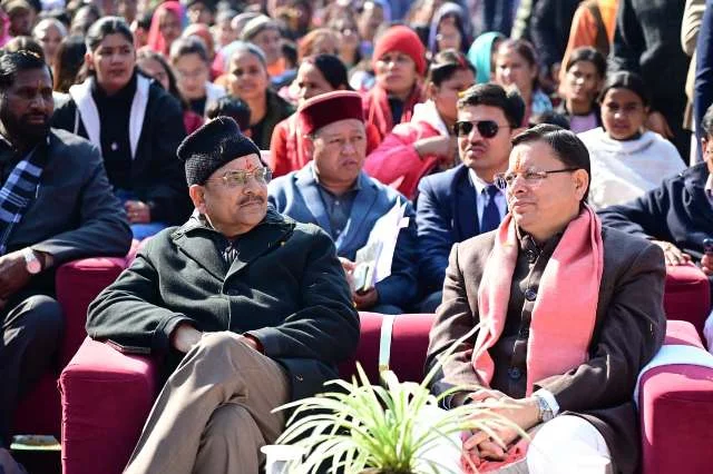 धामी ने नैनीताल में विद्यार्थियों संग सुना मन की बात का 129वां एपिसोड