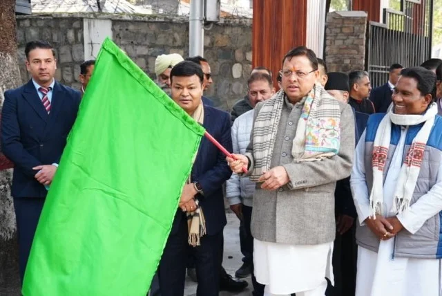 सीएम ने ग्रामीण गढ़वाल के लिए मोबाइल मेडिकल यूनिट को दिखाई हरी झंडी