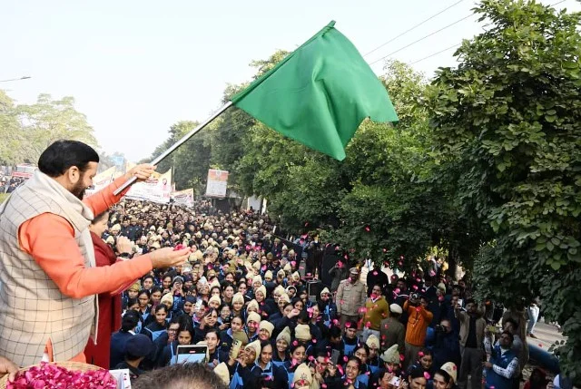 सीएम सैनी ने पंचकूला से अटल जनसेवा दौड़ को दिखाई हरी झंडी