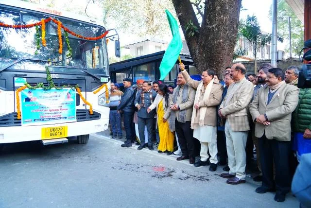 नववर्ष पर परिवहन सेवा विस्तार, सीएम ने 100 बसों को दिखाई हरी झंडी