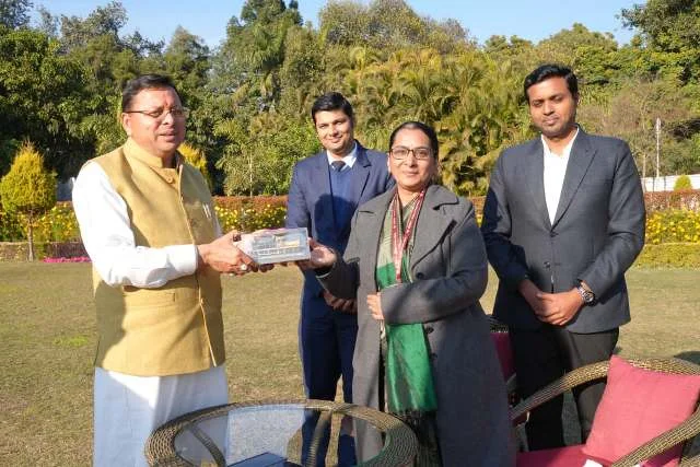 मुख्यमंत्री धामी से डीआरएम विनीता श्रीवास्तव की शिष्टाचार भेंट