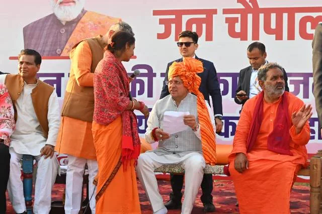 ग्राम आर्य नगर, श्यामपुर कांगड़ी में मुख्य सेवक की चौपाल में सीएम धामी का सीधा संवाद