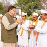 पुष्कर सिंह धामी से चम्पावत के होल्यारों की शिष्टाचार भेंट
